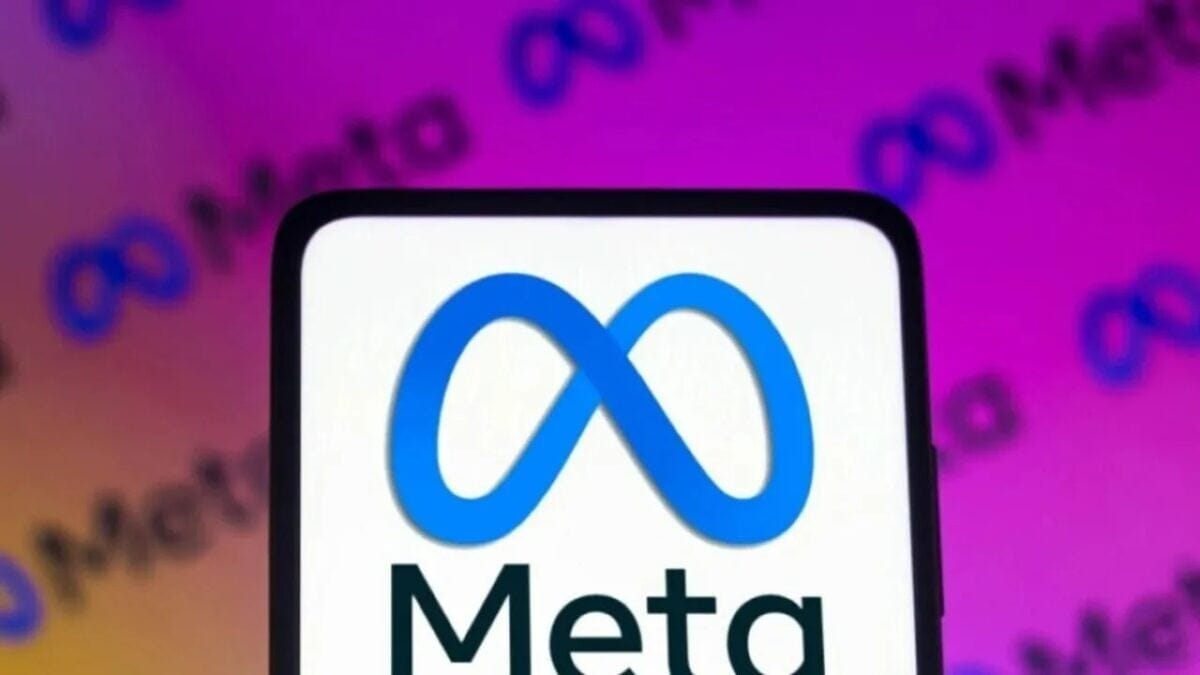 Biểu tượng Meta màu xanh lam hiển thị nổi bật trên màn hình điện thoại với nền màu tím và chữ "Meta" mờ phía sau.